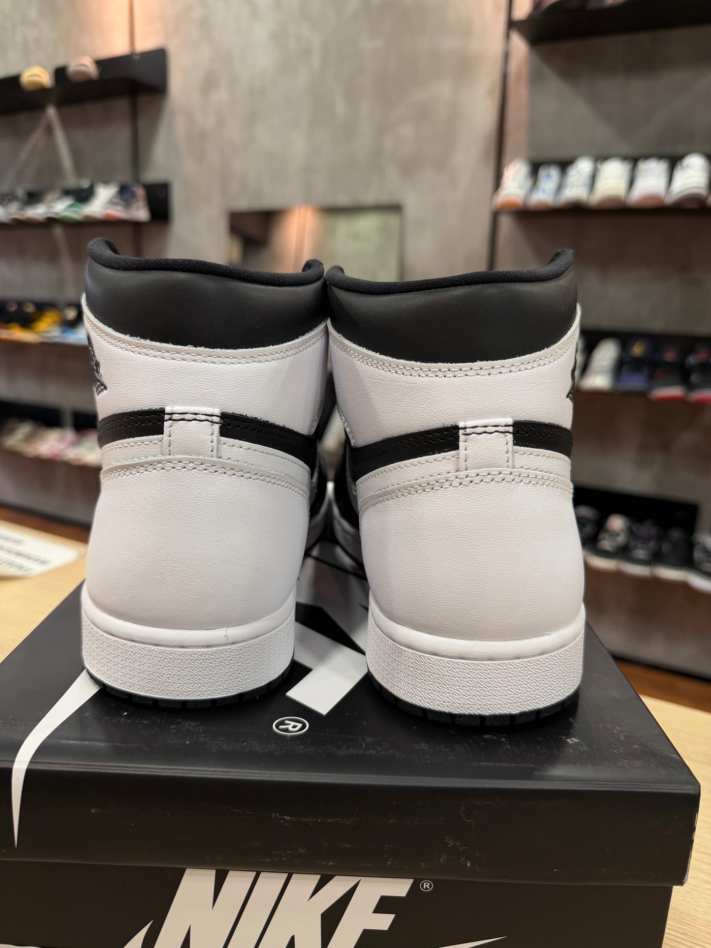JORDAN 1 HIGH BLACK & WHITE