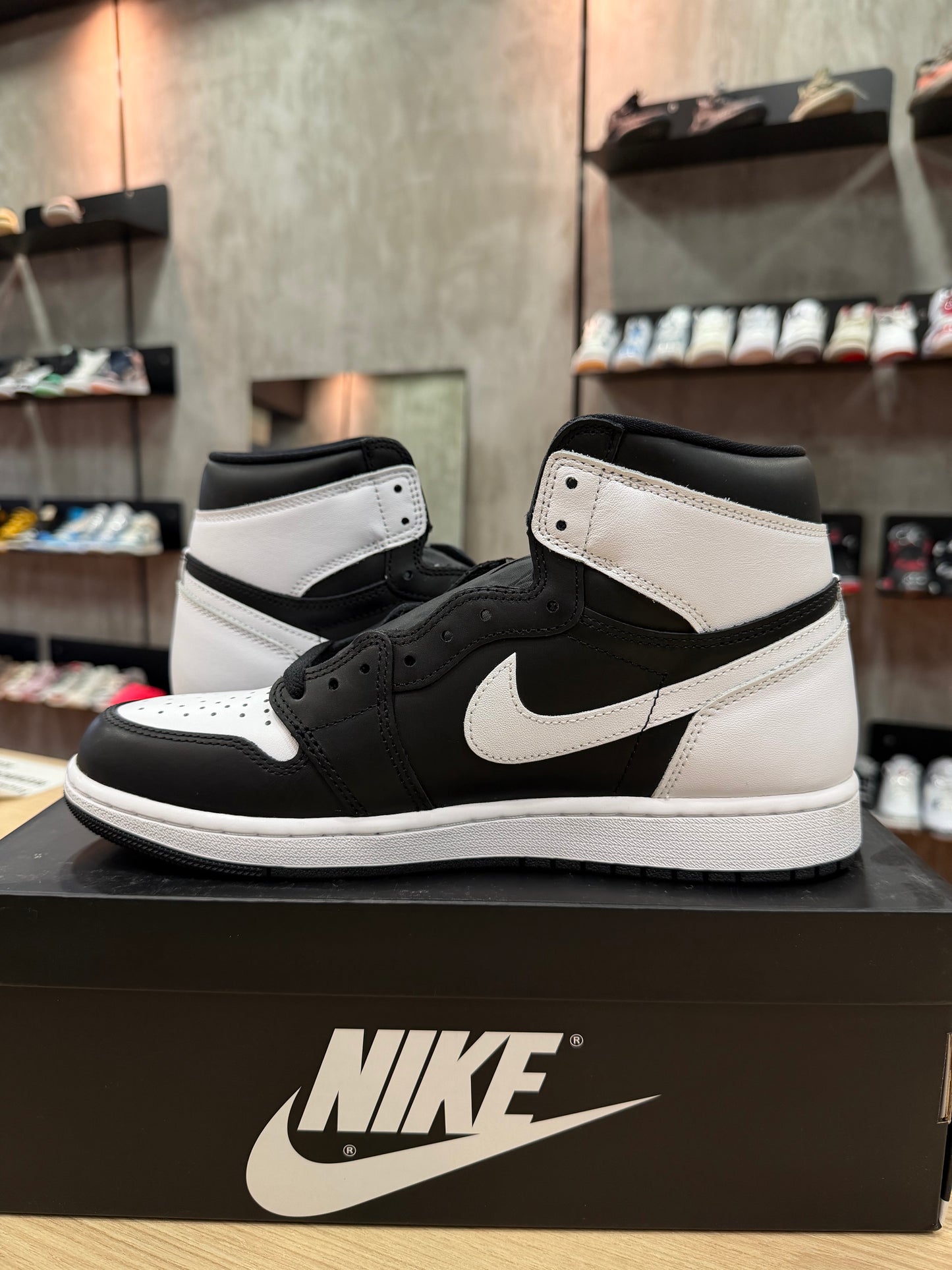 JORDAN 1 HIGH BLACK & WHITE