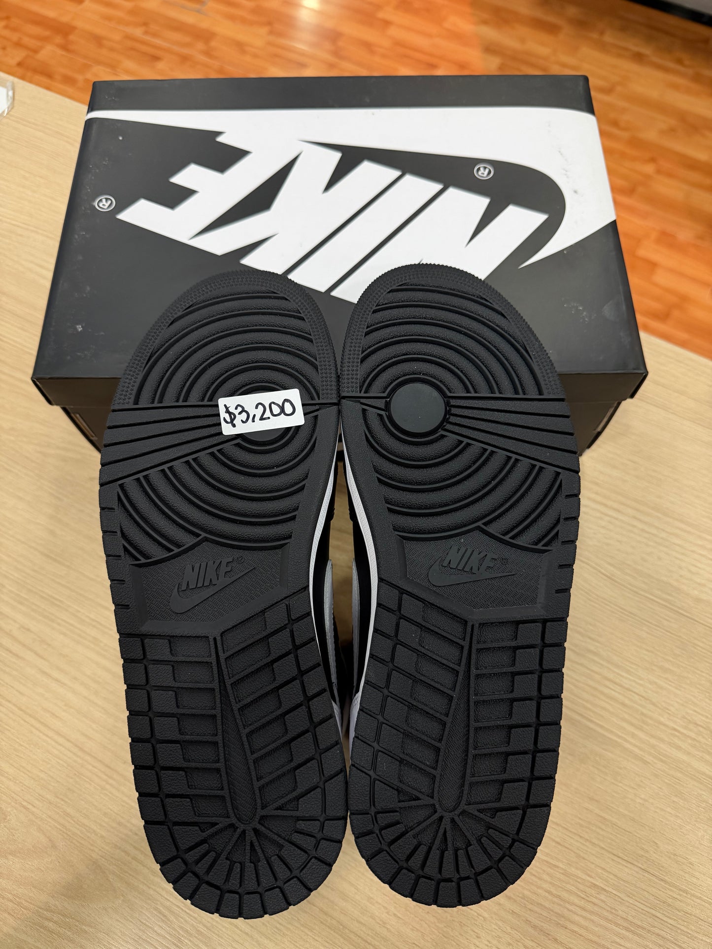 JORDAN 1 HIGH BLACK & WHITE