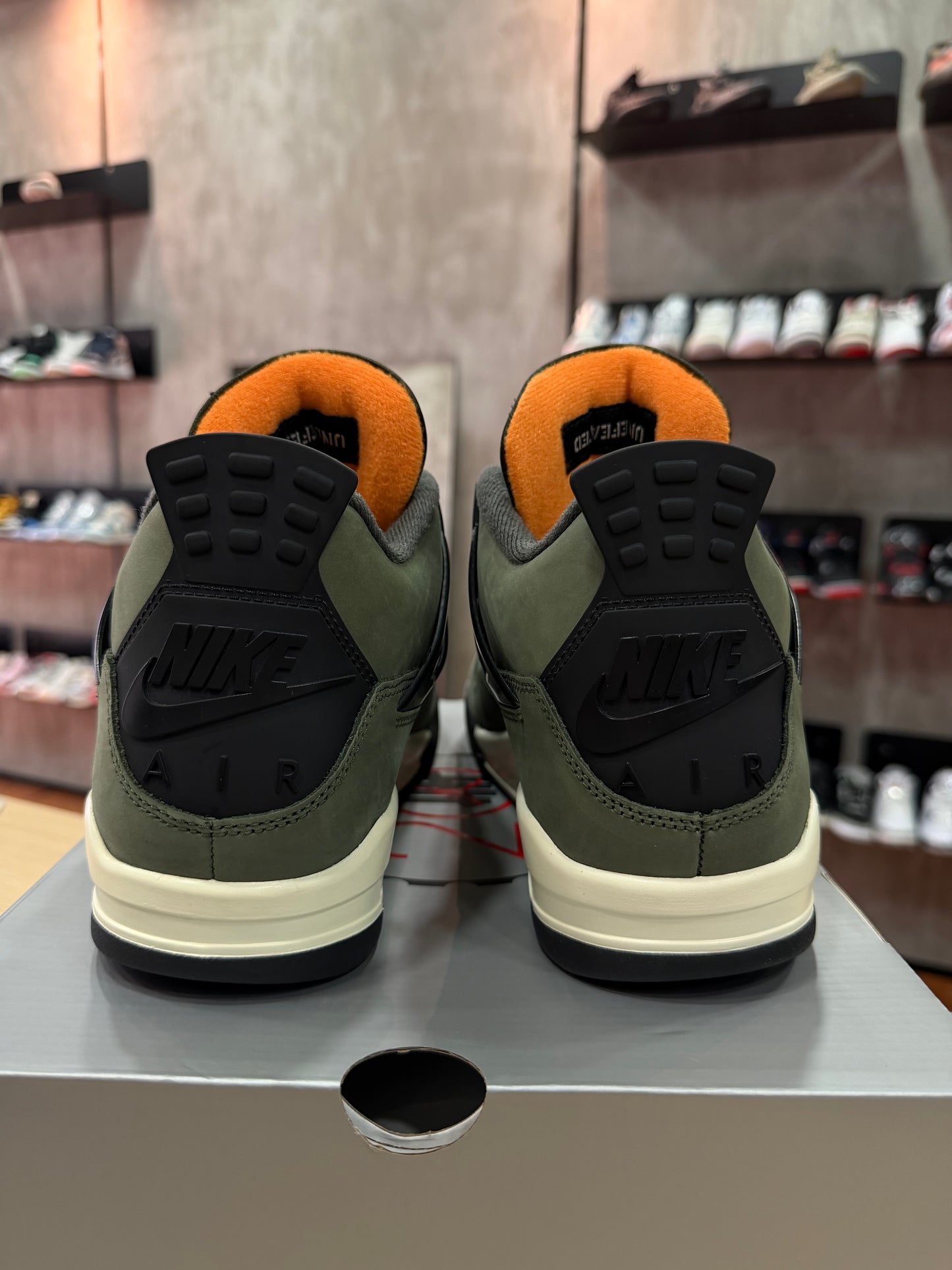 JORDAN 4 x UNDEFEATED