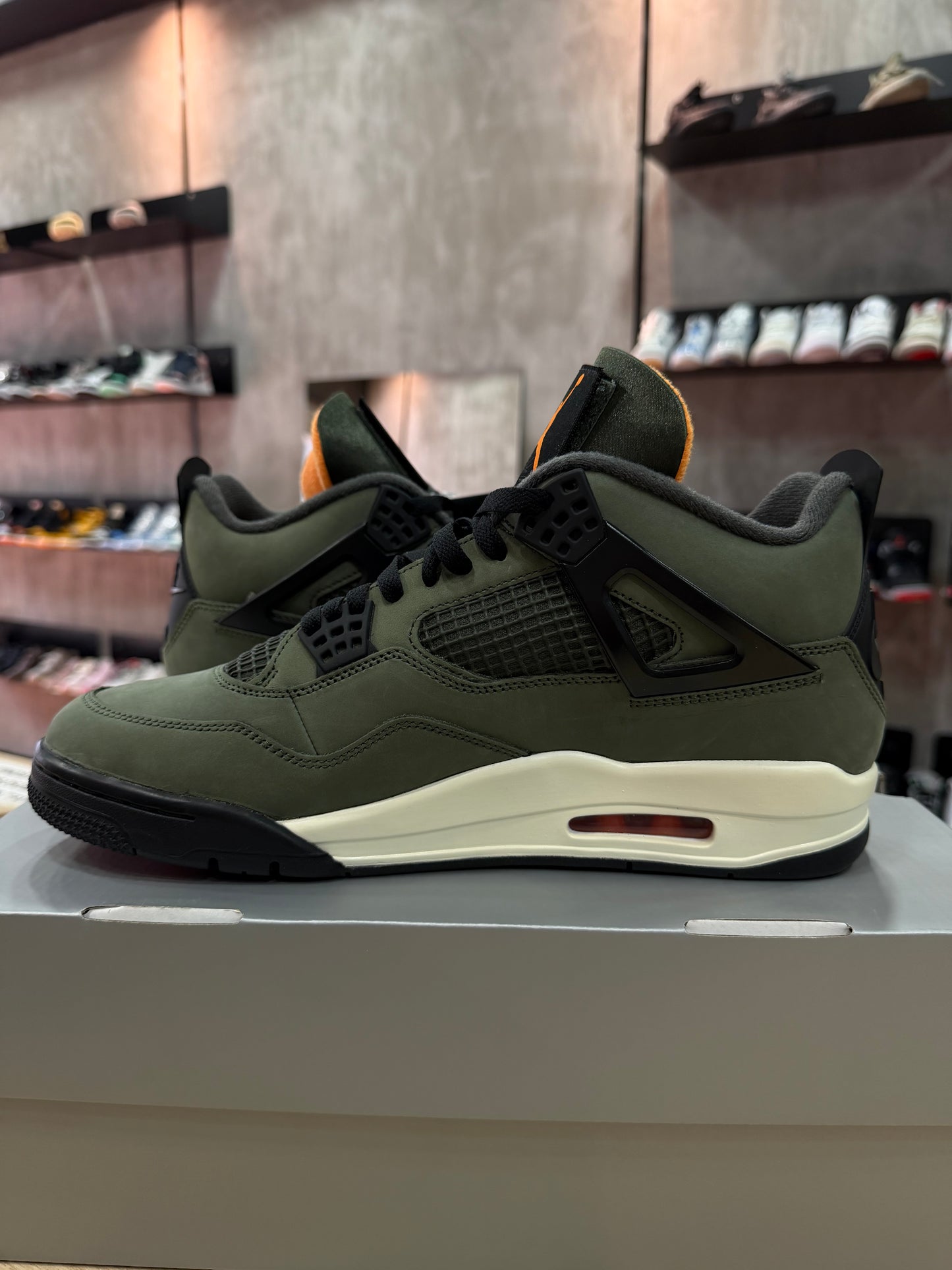 JORDAN 4 x UNDEFEATED