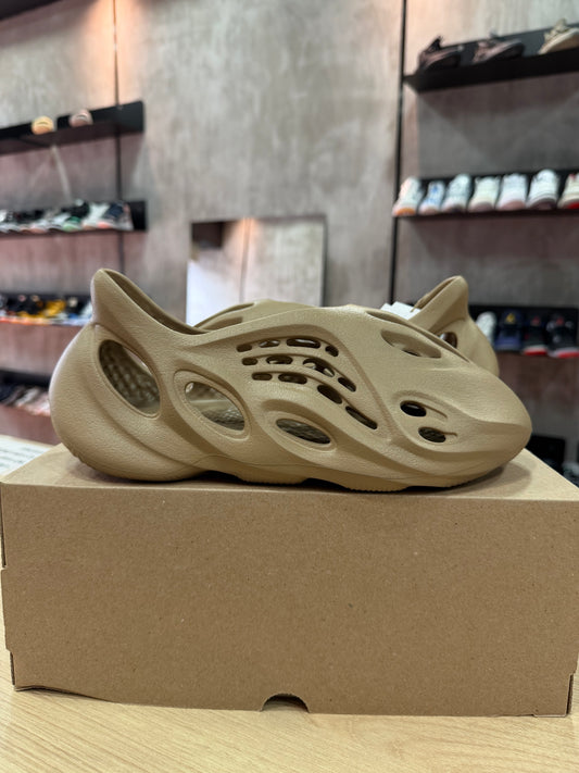 YEEZY FOAM RNR CLAY TAUPE