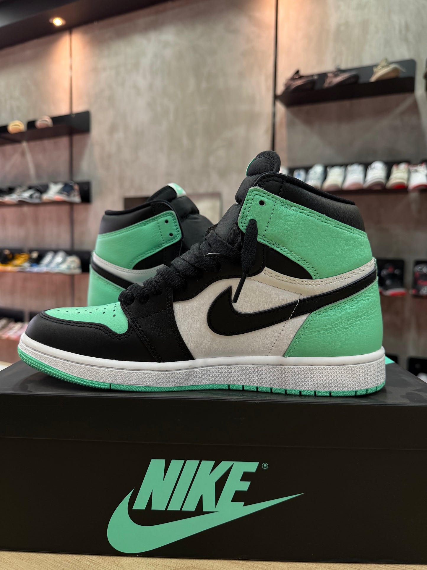 JORDAN 1 HIGH GLOW GREEN