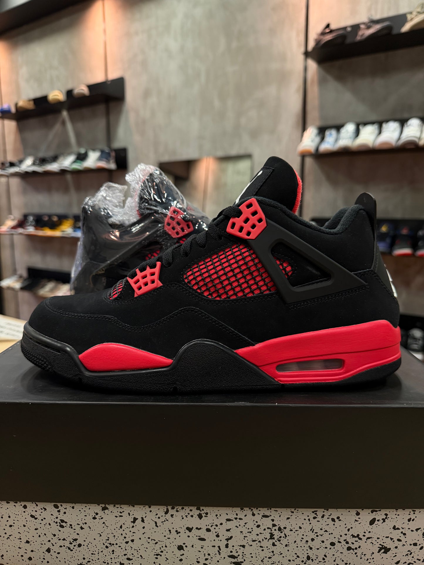 JORDAN 4 RED THUNDER (detalle en par izquierdo)