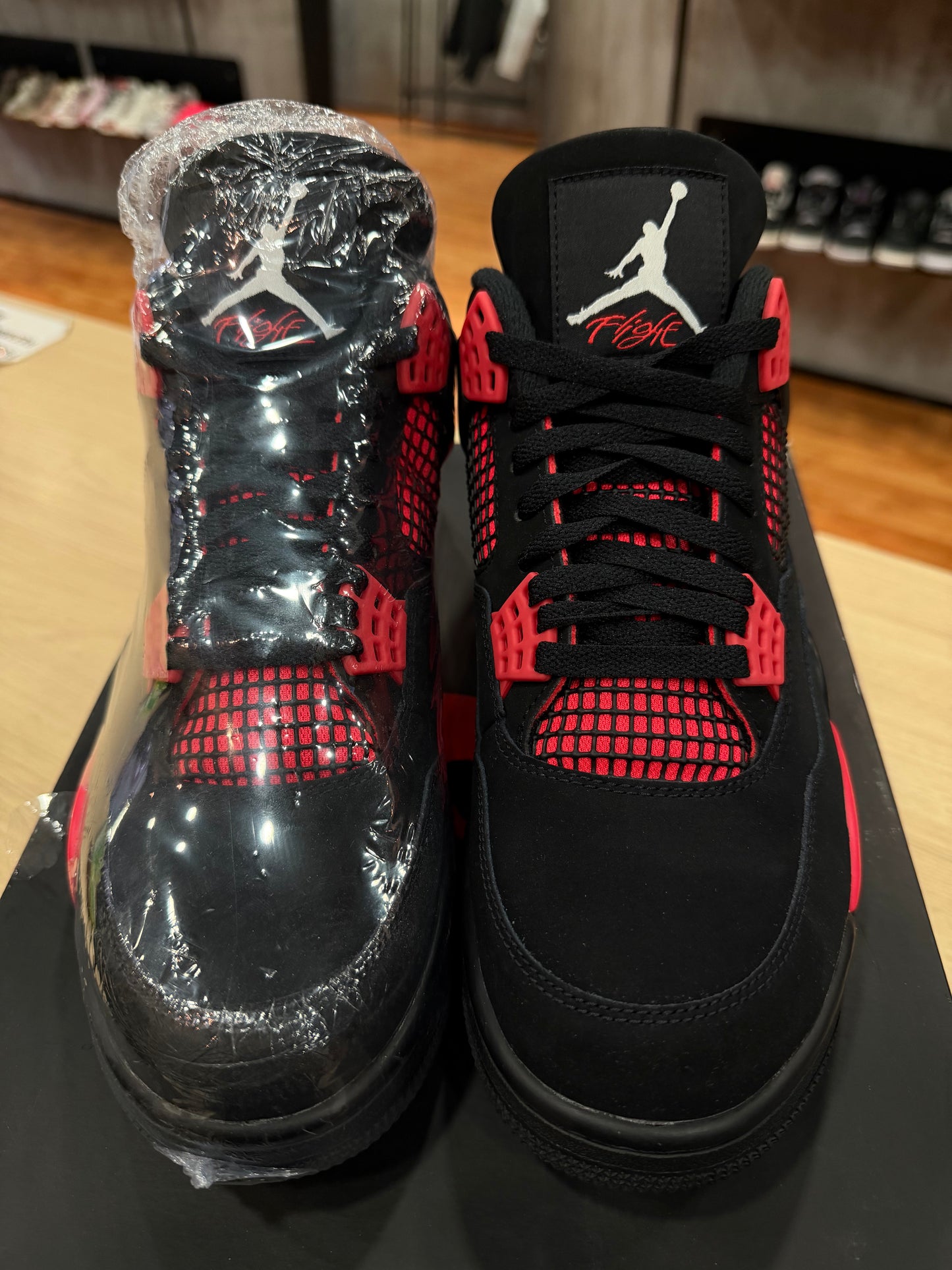 JORDAN 4 RED THUNDER (detalle en par izquierdo)