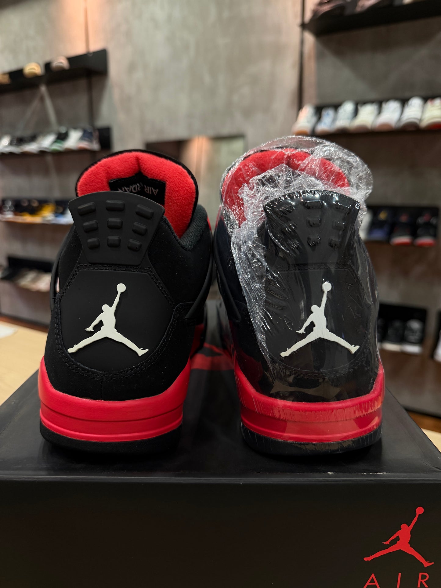 JORDAN 4 RED THUNDER (detalle en par izquierdo)