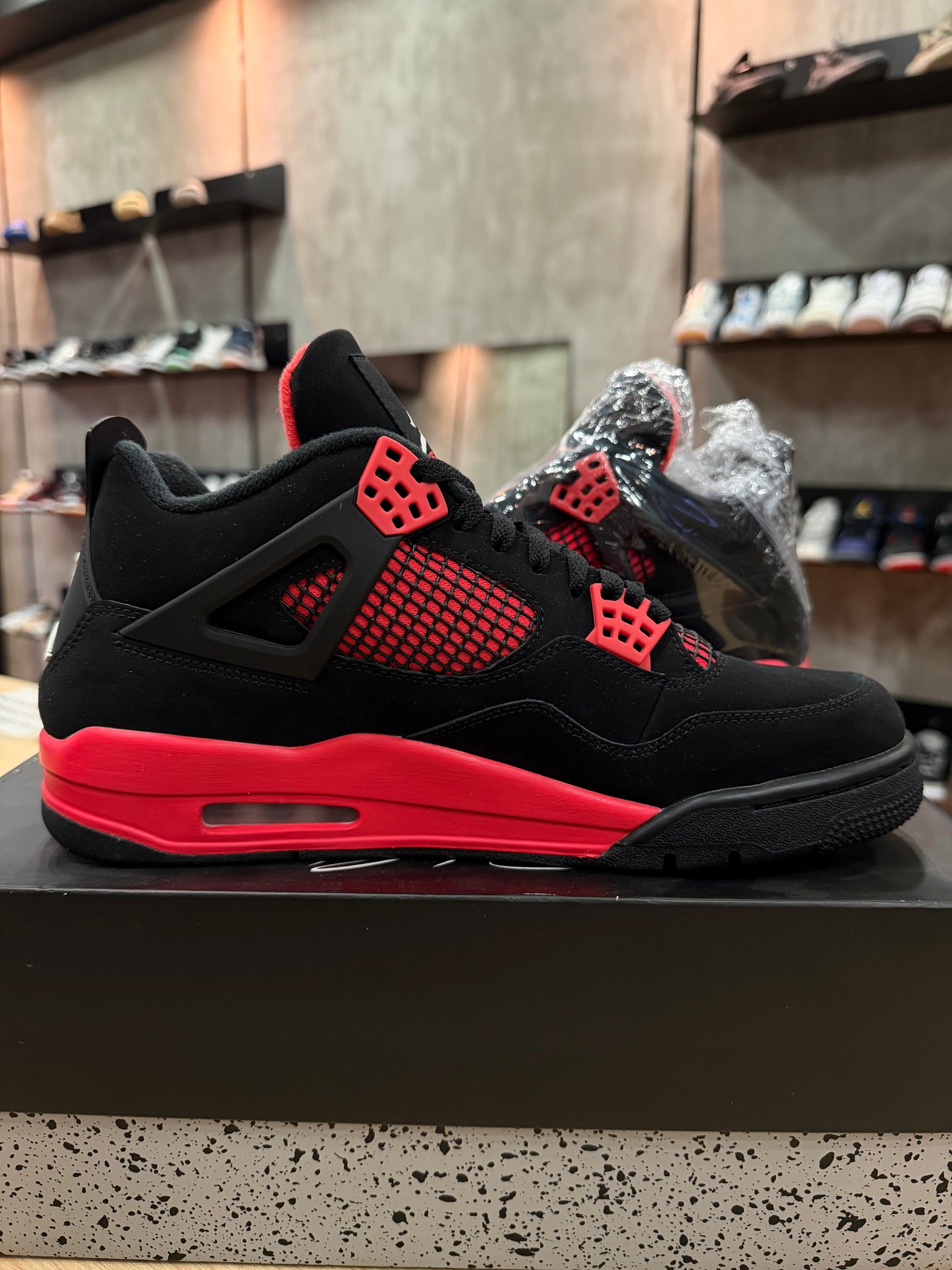 JORDAN 4 RED THUNDER (detalle en par izquierdo)
