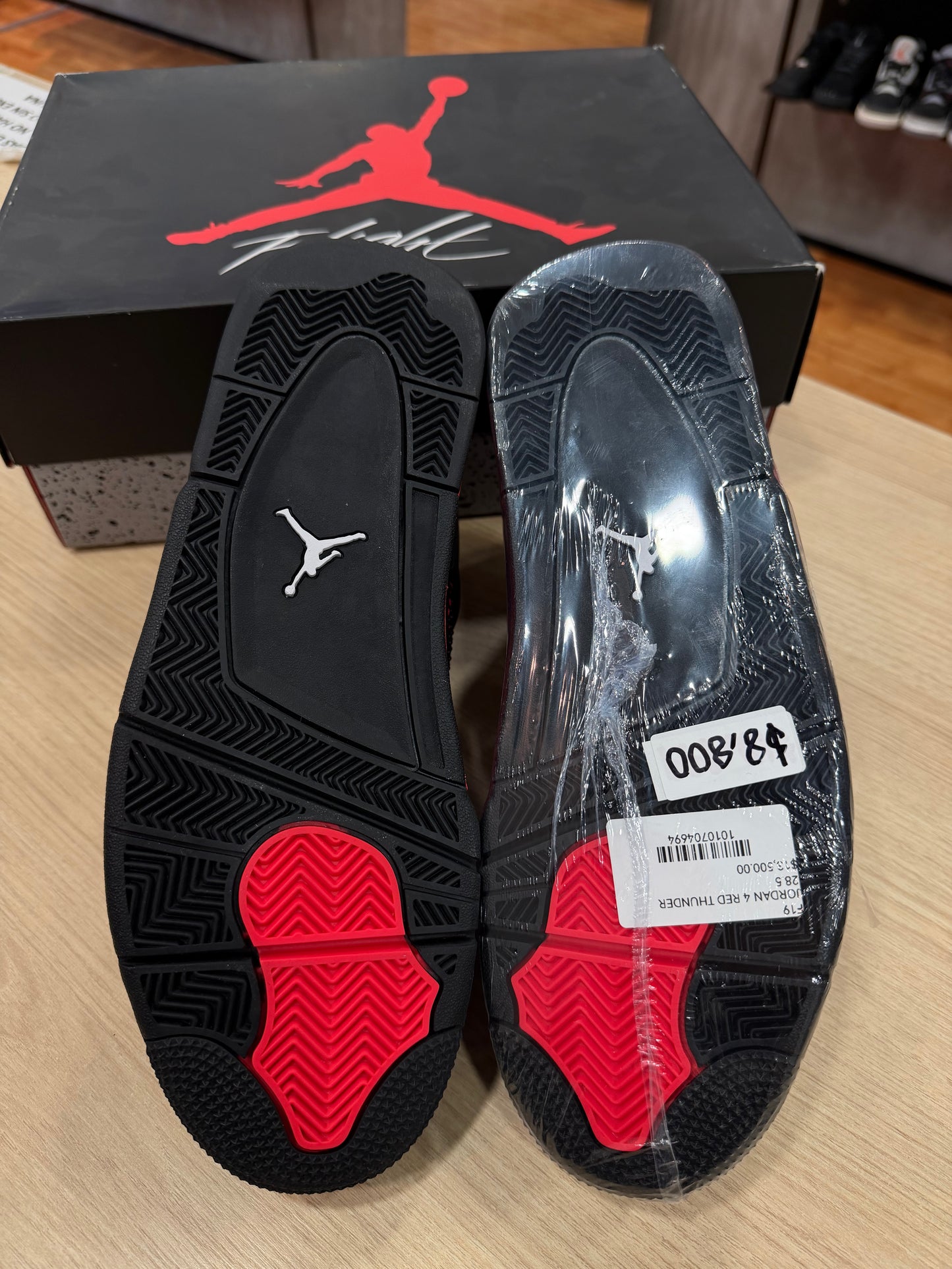 JORDAN 4 RED THUNDER (detalle en par izquierdo)