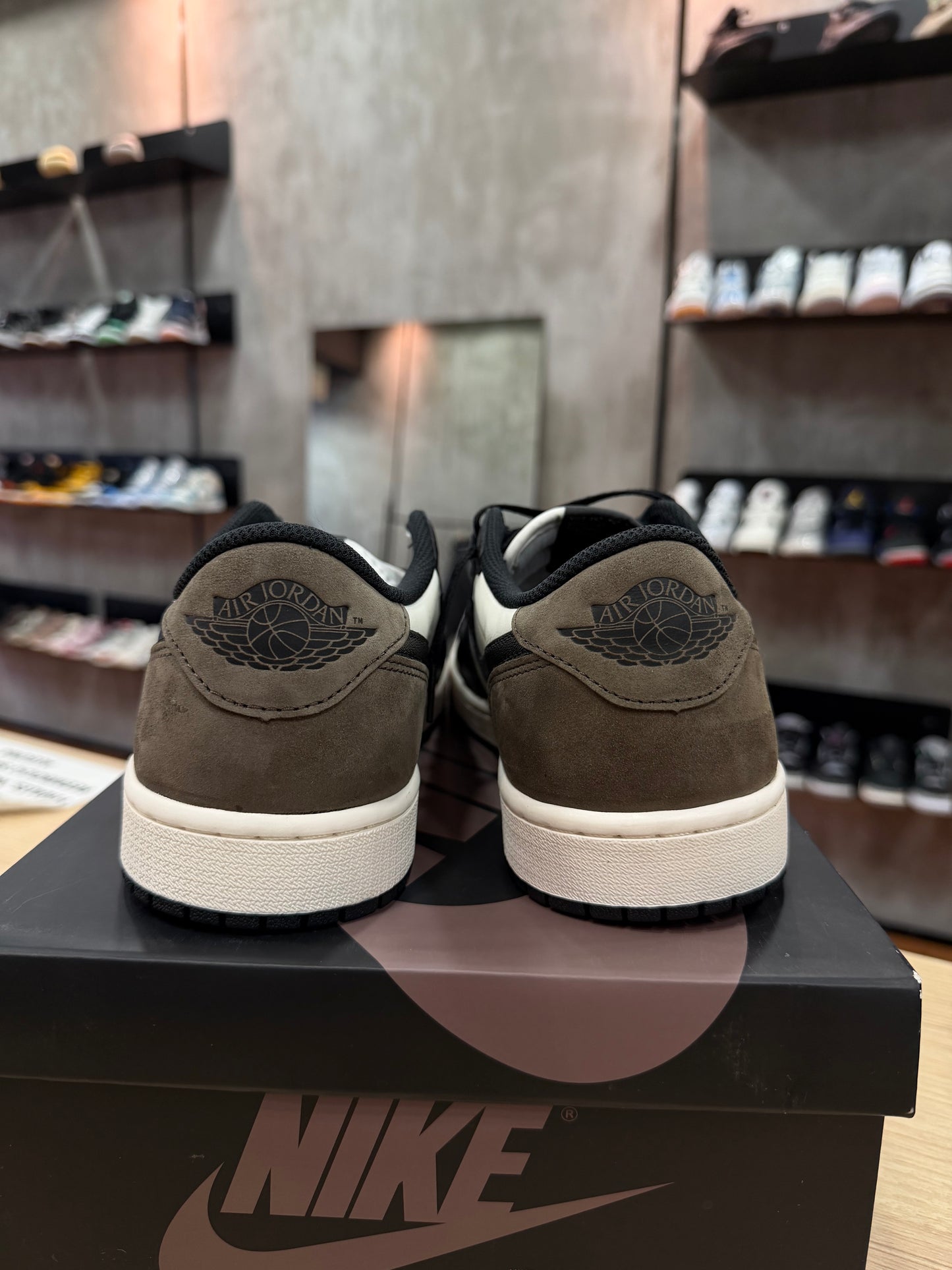 JORDAN 1 LOW MOCHA