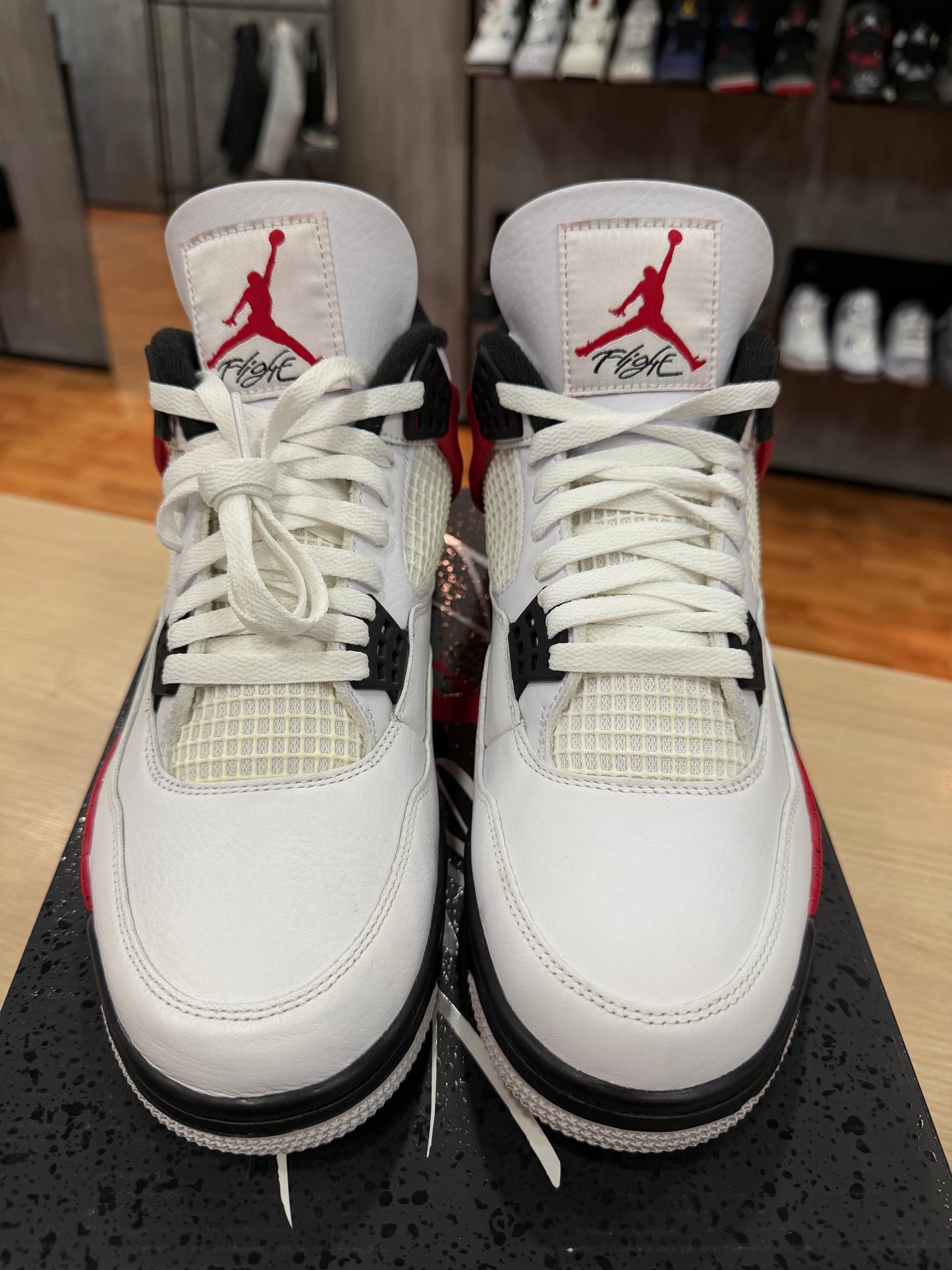 Jordan 4 Red Cement (Amarillo por el tiempo)