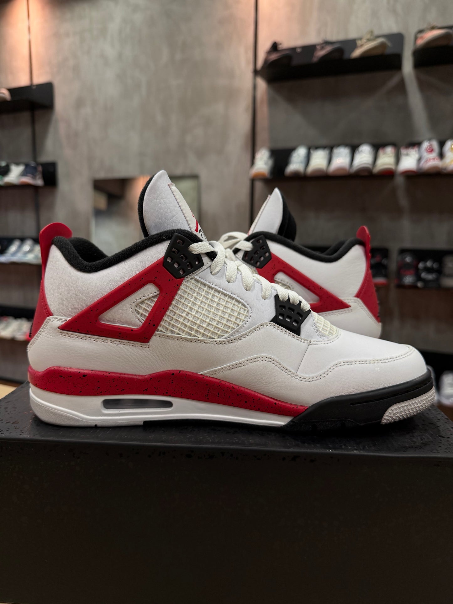 Jordan 4 Red Cement (Amarillo por el tiempo)