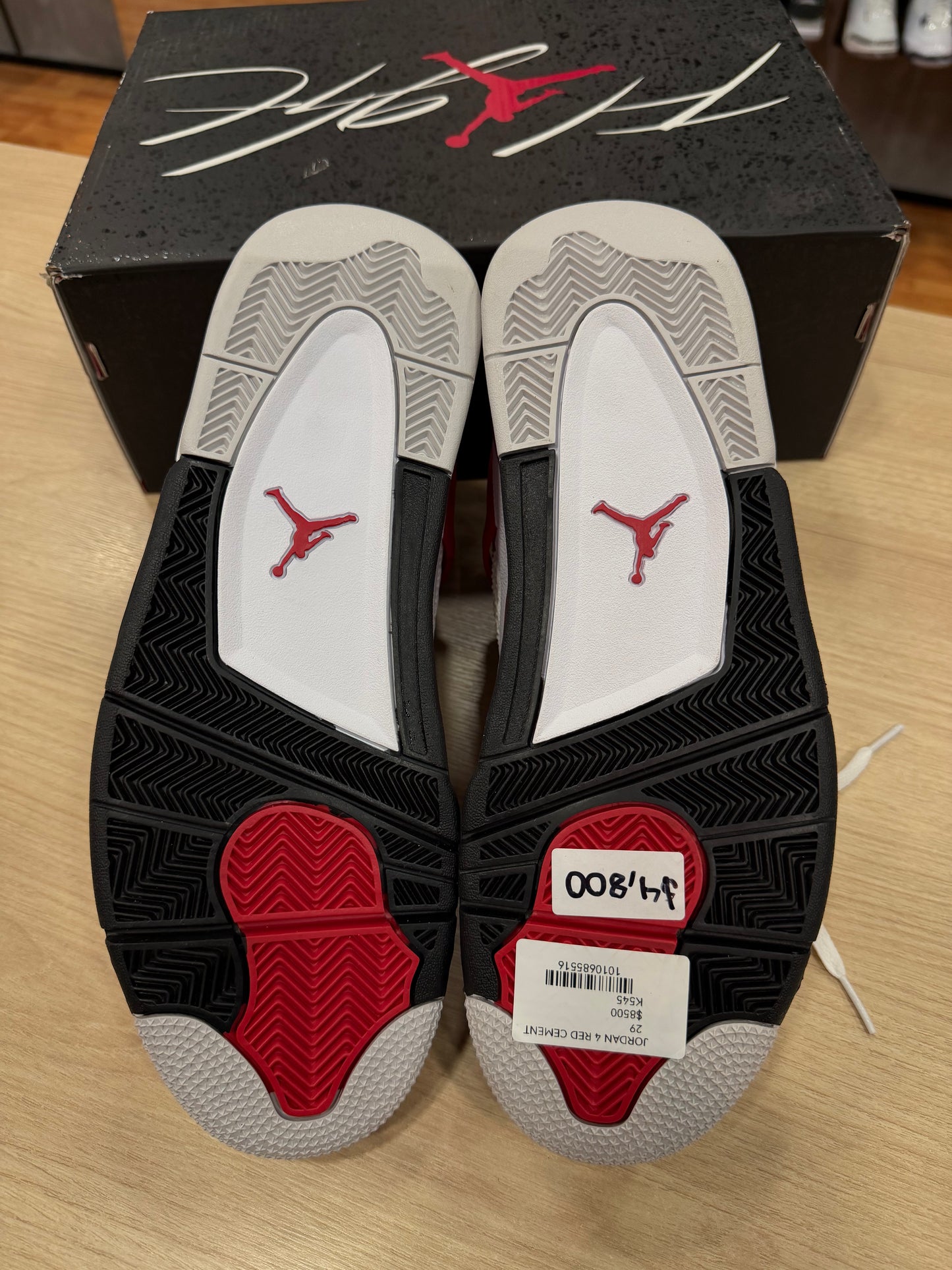 Jordan 4 Red Cement (Amarillo por el tiempo)