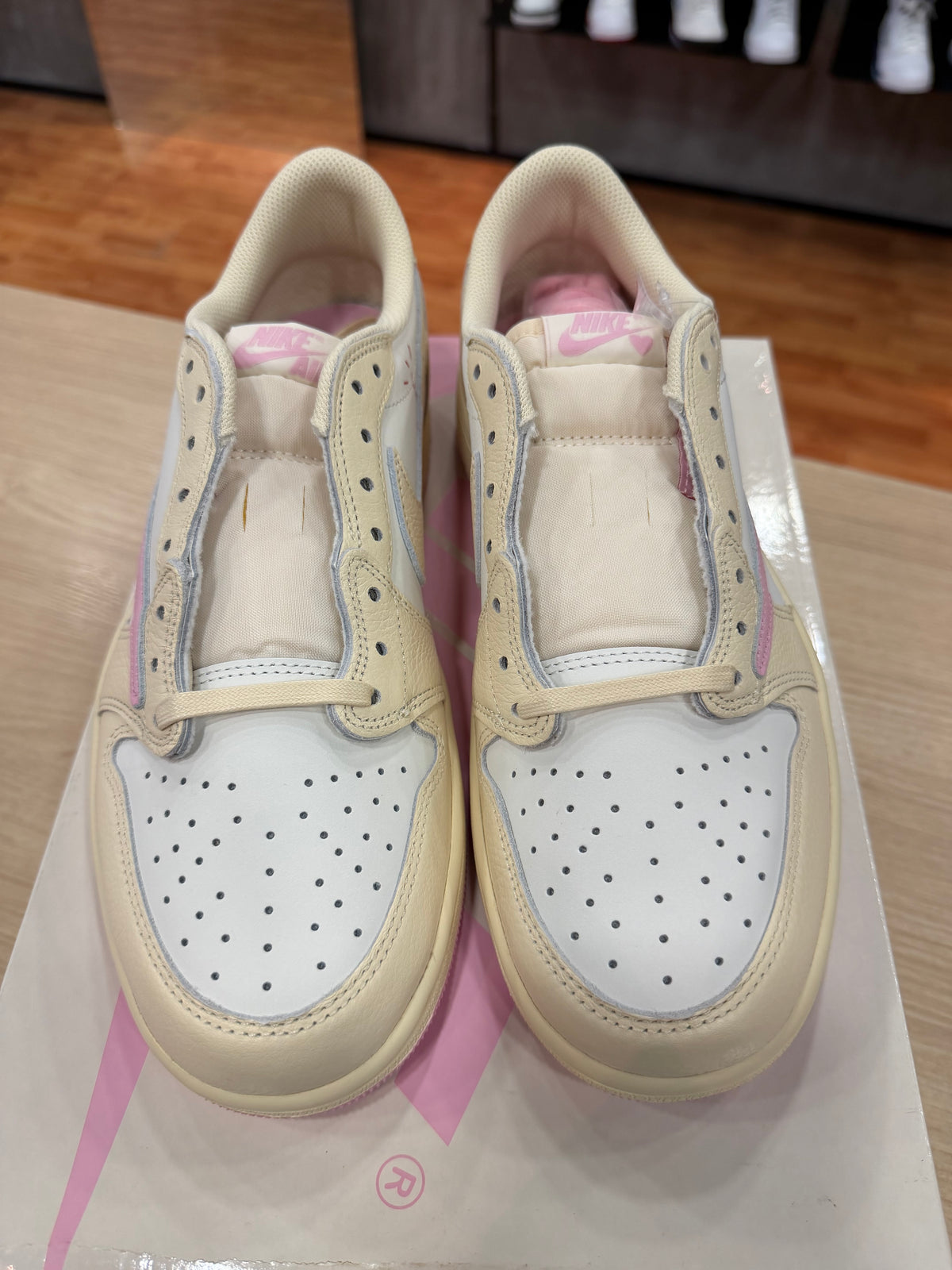 JORDAN 1 LOW TRAVIS SCOTT SHY PINK