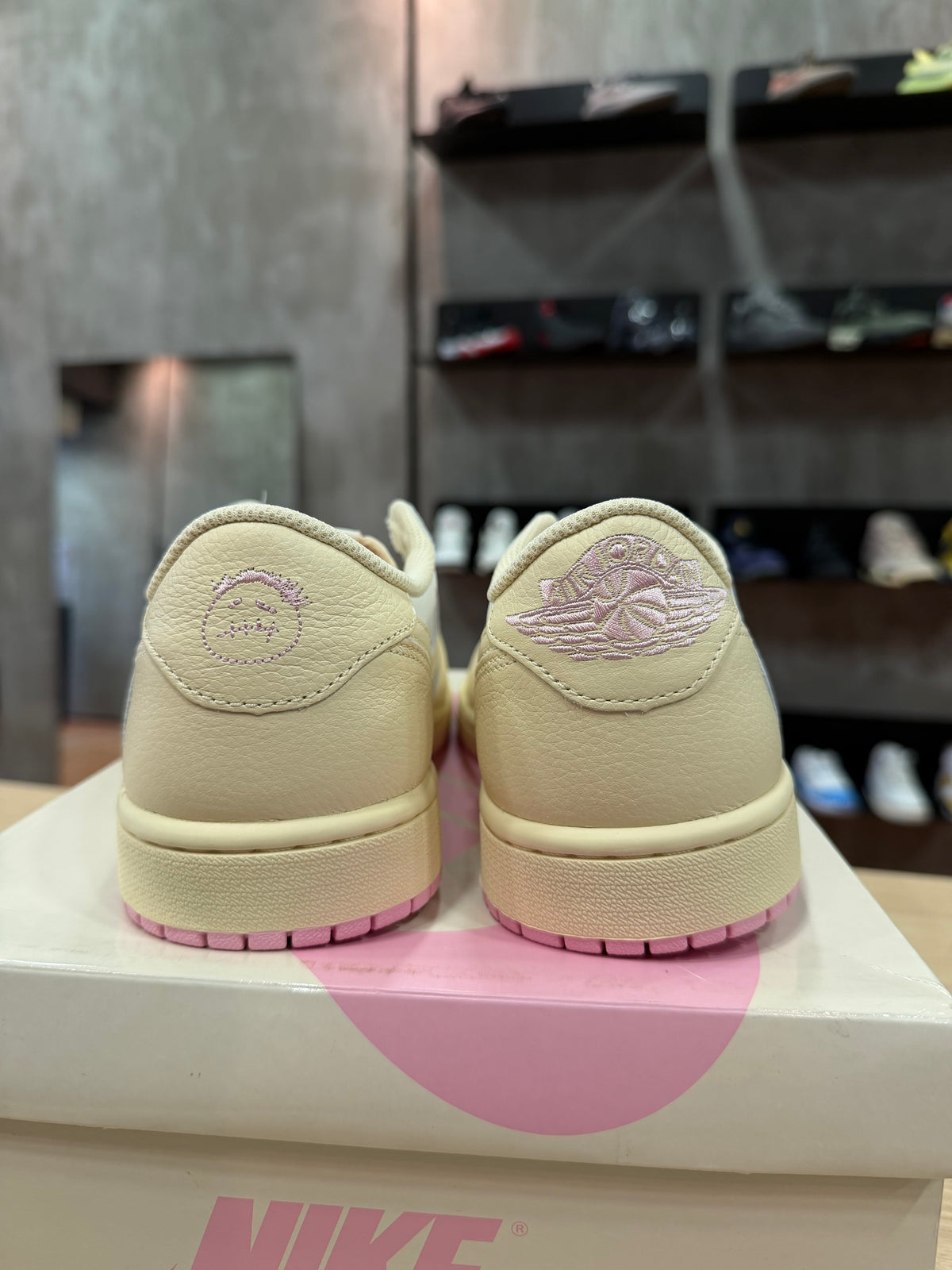JORDAN 1 LOW TRAVIS SCOTT SHY PINK