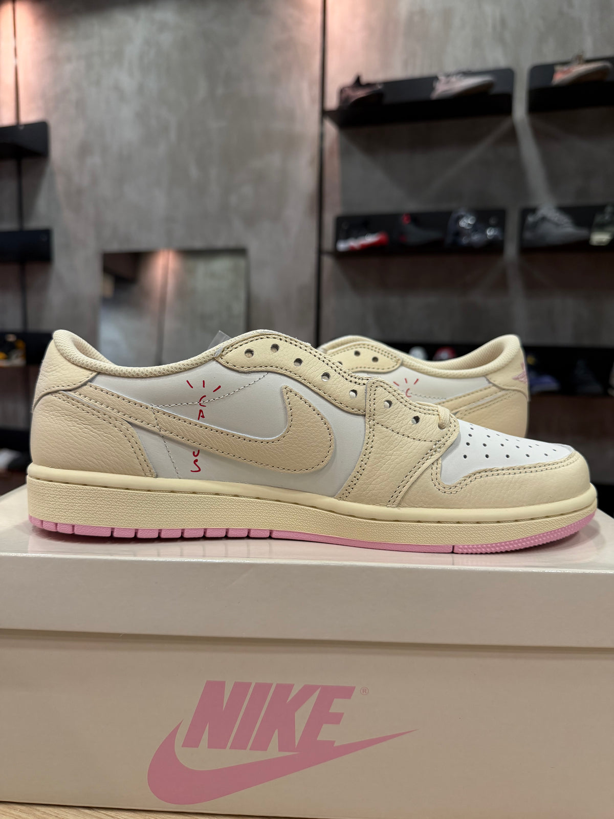JORDAN 1 LOW TRAVIS SCOTT SHY PINK