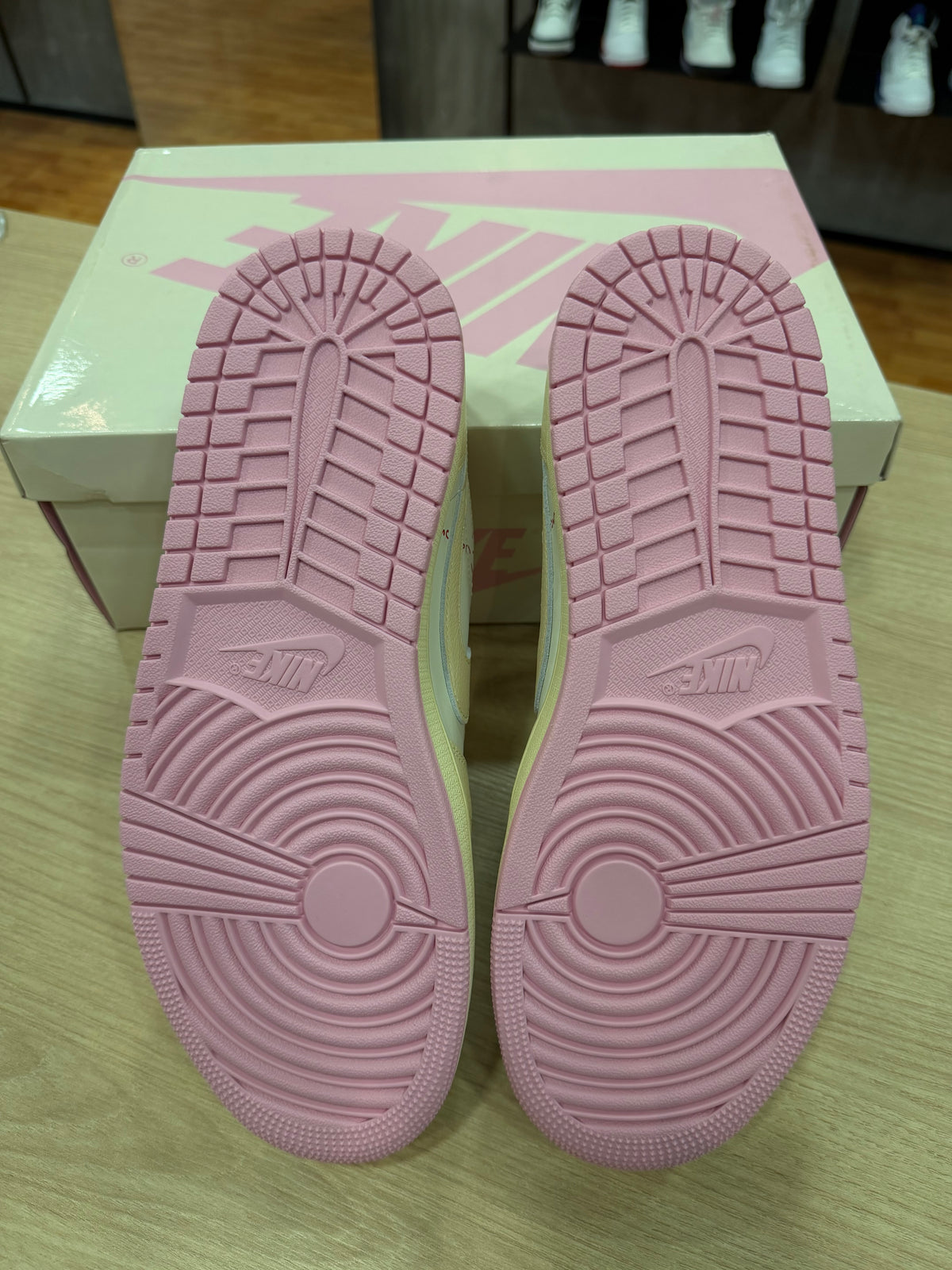 JORDAN 1 LOW TRAVIS SCOTT SHY PINK