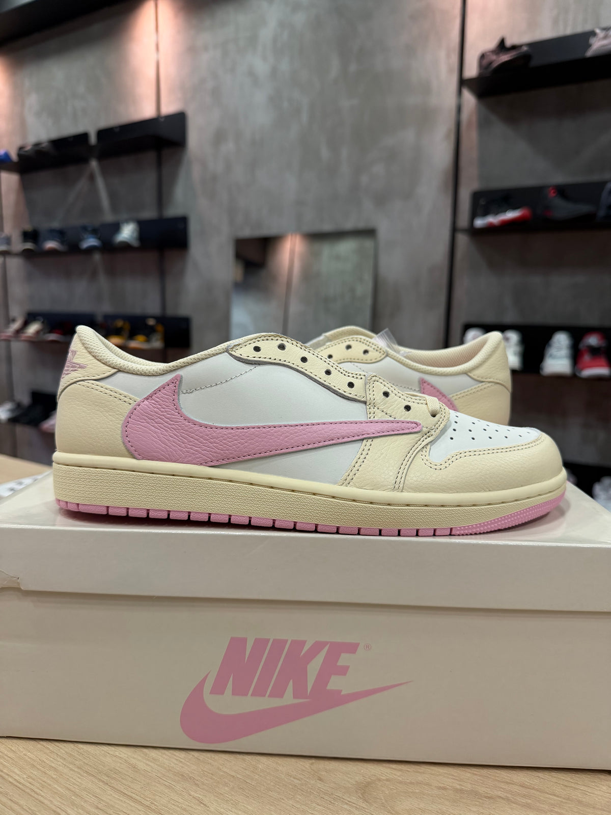 JORDAN 1 LOW TRAVIS SCOTT SHY PINK