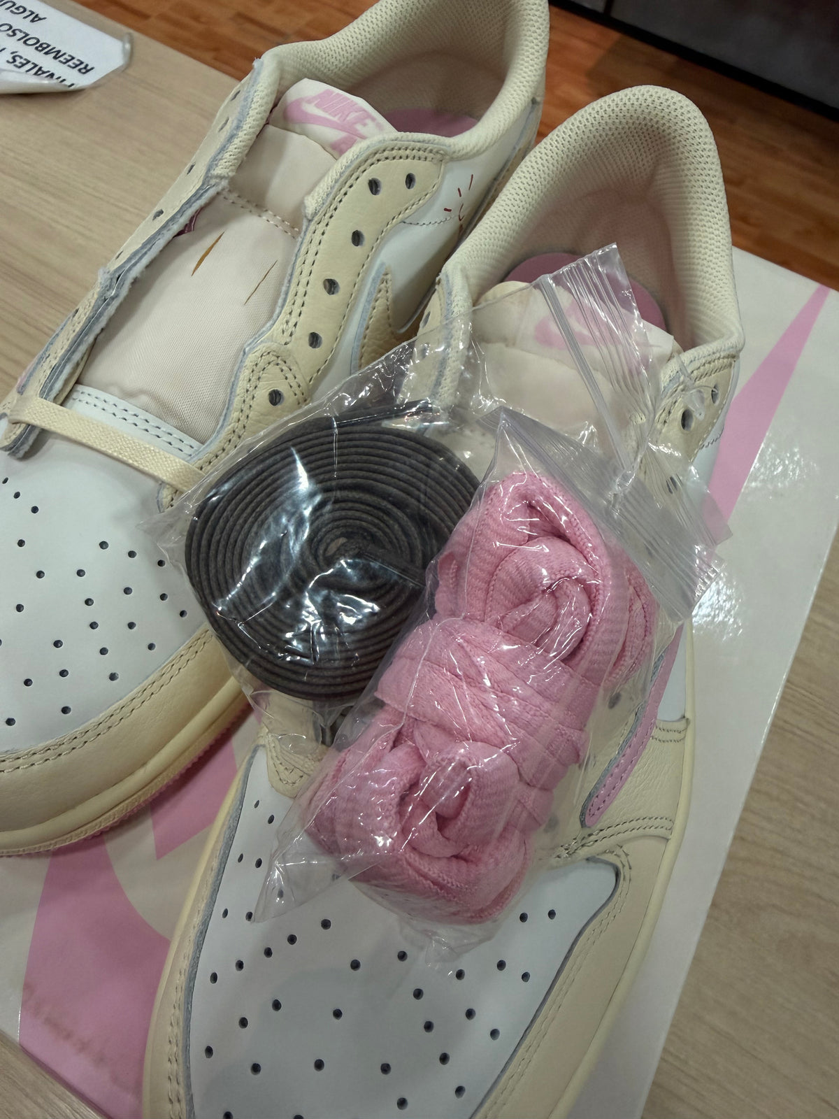 JORDAN 1 LOW TRAVIS SCOTT SHY PINK